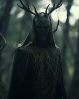 ein Mann tragen ein Hirsch Kopf Maske im das Wald generativ ai foto
