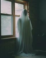 ein Person im ein Geist Kostüm Stehen im Vorderseite von ein Fenster generativ ai foto