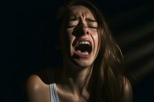 ein Frau schreiend im das dunkel mit ihr Mund öffnen generativ ai foto