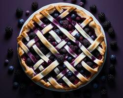 ein Kuchen mit Blaubeeren und Brombeeren auf ein lila Hintergrund generativ ai foto