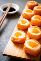 frische Lachs-Sushi-Rolle mit Mayonnaise und Shrimps-Ei - japanische Küche