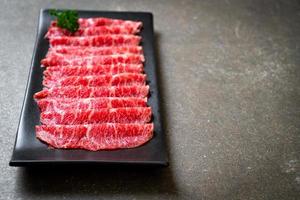 frisches Rindfleisch roh geschnitten mit marmorierter Textur, serviert für Sukiyaki und Shabu oder Yakiniku