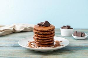 Schokopfannkuchenstapel mit Schokopulver foto