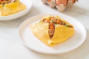 Eierwickel oder gefülltes Ei mit Hackfleisch, Karotten, Tomaten und grünen Erbsen foto