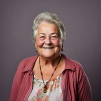 ein älter Frau im ein Rosa Hemd lächelnd beim das Kamera generativ ai foto