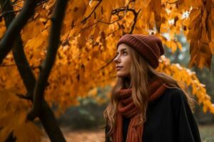 schön jung Frau im ein rot Hut und Schal Stehen unter ein Herbst Baum generativ ai foto