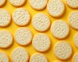 Käse Cracker auf ein Gelb Hintergrund generativ ai foto