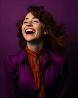 Porträt von ein jung Frau Lachen auf ein lila Hintergrund generativ ai foto