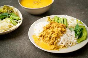 thailändische Reisnudeln mit Krabbencurry und verschiedenem Gemüse