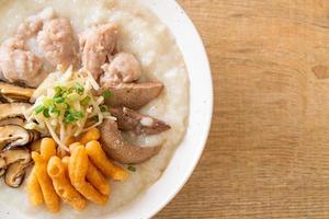 Congee oder Porridge mit Schweinefleisch foto