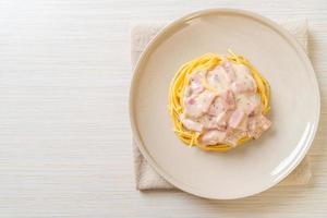 hausgemachte Spaghetti weiße Sahnesauce mit Schinken nach italienischer Art