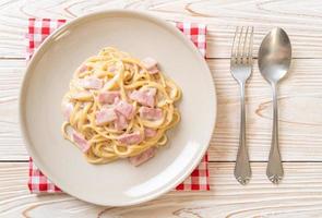 hausgemachte Spaghetti weiße Sahnesauce mit Schinken nach italienischer Art foto