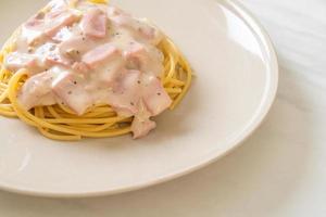 hausgemachte Spaghetti weiße Sahnesauce mit Schinken nach italienischer Art foto