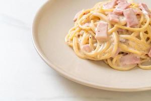 hausgemachte Spaghetti weiße Sahnesauce mit Schinken nach italienischer Art foto