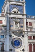 Markusuhrturm auf der Piazza San Marco, Löwe von San Marco Relief an der Fassade, Venedig, Italien.2019 foto