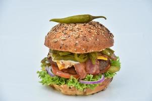 leckerer Hamburger mit Peperoni und geschmolzenem Käse foto