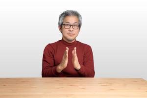 asiatischer Mann am Schreibtisch foto