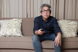 asiatischer Mann im Wohnzimmer foto