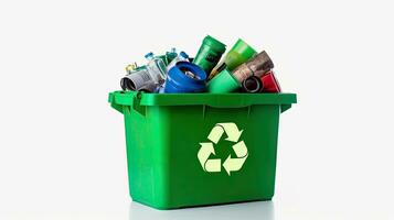 ein Grün Recycling Behälter voll von recycelbar Artikel isoliert auf ein Weiß Hintergrund. generativ ai foto