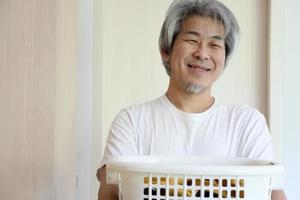 asiatischer Mann mit Kleiderschrank foto