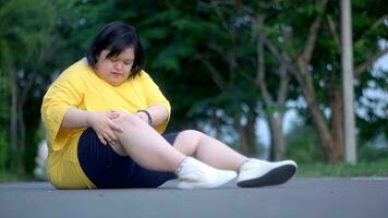 asiatisch Mädchen mit Nieder Syndrom Knie Verletzung.während ausüben im das Park. foto