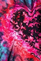 Krawatte Farbstoff Herz geformt Kissen mit ein schwarz und Rosa Design. generativ ai. foto