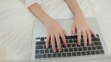 schließen oben Hand Kind Mädchen mit Laptop Lügen auf Bett. foto