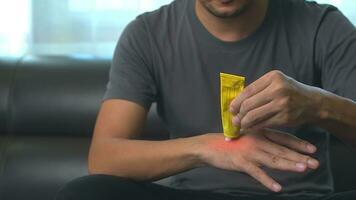 schließen oben Hand von asiatisch Mann bewirbt sich Gel Schmerzen Erleichterung. Massagen Hand tut weh mit Laptop zum lange Zeitraum von Zeit. Büro Verletzung Syndrom Konzept. foto