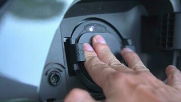 öffnen - - schließen Deckel aufladen, schließen oben Hand Mann Einfügen Stecker in Laden elektrisch Wagen. foto