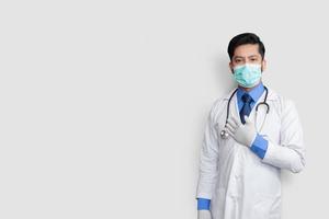 Komfortzeichen von einem männlichen Arzt gezeigt, isoliert auf weißem Kopierraum foto