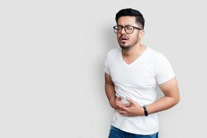 kranke brille männlicher erwachsener fühlen sich bauchschmerzen hand halten bauchkörper mit stress und spannung weißer hintergrund gesunde lebensideen konzept foto