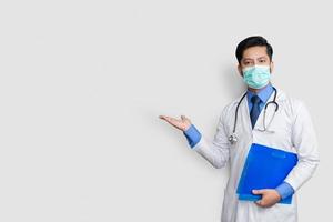 Arzt hält Stethoskop lächelnd während der Präsentation mit Datei in der Hand isoliert auf weißem Hintergrund mit Kopie Raum present foto