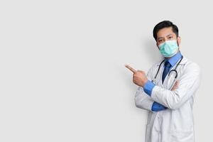 Arzt hält Stethoskop im Nacken, während er lächelt und isoliert auf weißem Hintergrund mit Kopienraum präsentiert foto
