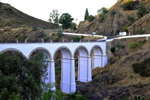 weiße Brücke über den Fluss foto