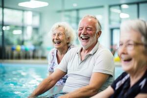 älter Menschen im Schwimmen Schwimmbad foto