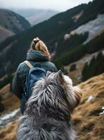 Rückseite Aussicht von Frau Wandern mit flauschige bärtig grau Hund im Berge im Herbst Haustier Annahme Reisen mit Hund generativ ai foto