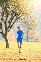 Rennen in den Bergen ein Athlet trainiert im Herbst