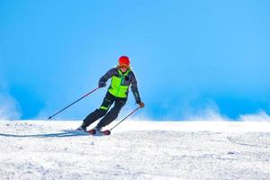 ein Mädchen beim Skifahren auf der Skipiste foto