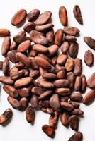 ätherisch Nahansicht von Kakao Bohnen gegen knackig Weiß Hintergrund mit links Copyspace ai generativ foto