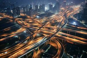 ein Straße beim Nacht mit Fahrzeuge und Autobahnen foto