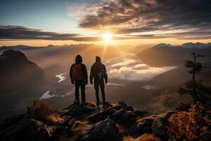 zwei Wanderer Unterstützung jeder andere auf oben von ein Berg während ein schön Sonnenaufgang Landschaft foto