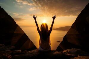 ein Frau schafft ein Rahmen um das Sonne mit ihr Hände im das Sonnenaufgang symbolisieren Zukunft Planung foto