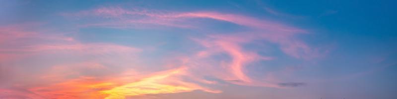 dramatischer Panoramahimmel mit Wolken bei Sonnenaufgang und Sonnenuntergang. foto