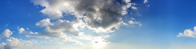 Panoramahimmel mit schöner Wolke an einem sonnigen Tag. foto