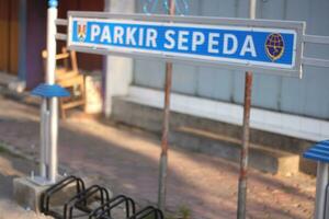 Magelang, Indonesien.09 10 2023-Spezial Fahrrad Parkplatz im das größten traditionell Markt Bereich im Magelang. foto