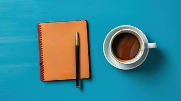 Tasse von Kaffee und Notizblock mit Stift, oben Sicht. generiert ai. foto