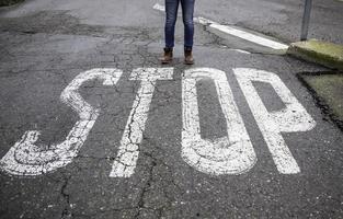 Stoppschild auf der Straße foto