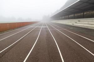 Laufstrecke mit Nebel foto