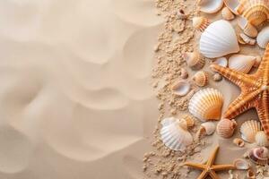 Muscheln und Seesterne auf Strand Sand beim richtig Seite, Kopieren Raum zum Text auf links Seite, oben Sicht. Meer Sommer- Ferien Hintergrund, Ferien Erinnerungen. ai generiert foto