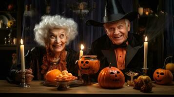gekleidet oben im Kostüme, Großeltern feiern Halloween. foto
